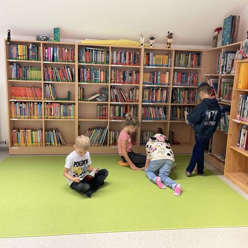 Schulkinder in der Bücherei