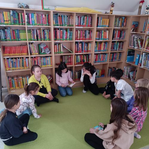 Schulklasse in der Bücherei